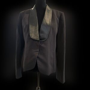 Chic Black Blazer with Satin Lapel